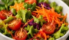 Salada colorida com folhas, tomate e cenoura